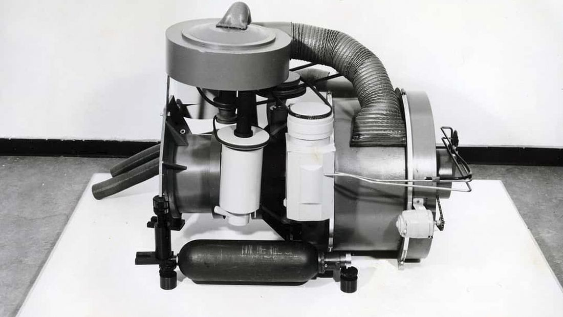 The Stirling engine is a heat engine that operates on gas without producing emissions.